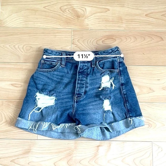 Hollister Women's Blue Distressed Denim High Rise Mom Shorts - Picture 3 of 4